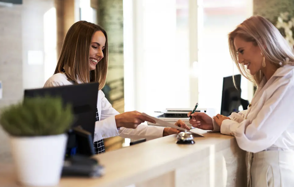 Hotel Booking Tips Seoul – guest checking in and asking about amenities