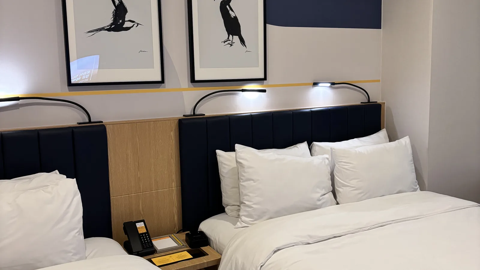 voco Seoul Myeongdong hotel review twin room with two single beds and a dark accent wall