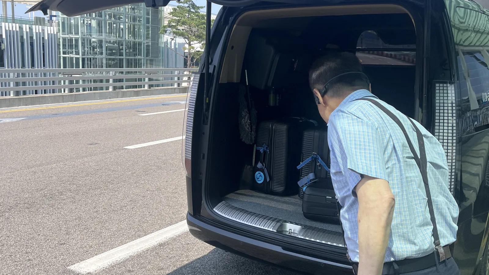 Incheon Airport to Seongsu driver loading luggage into a private van