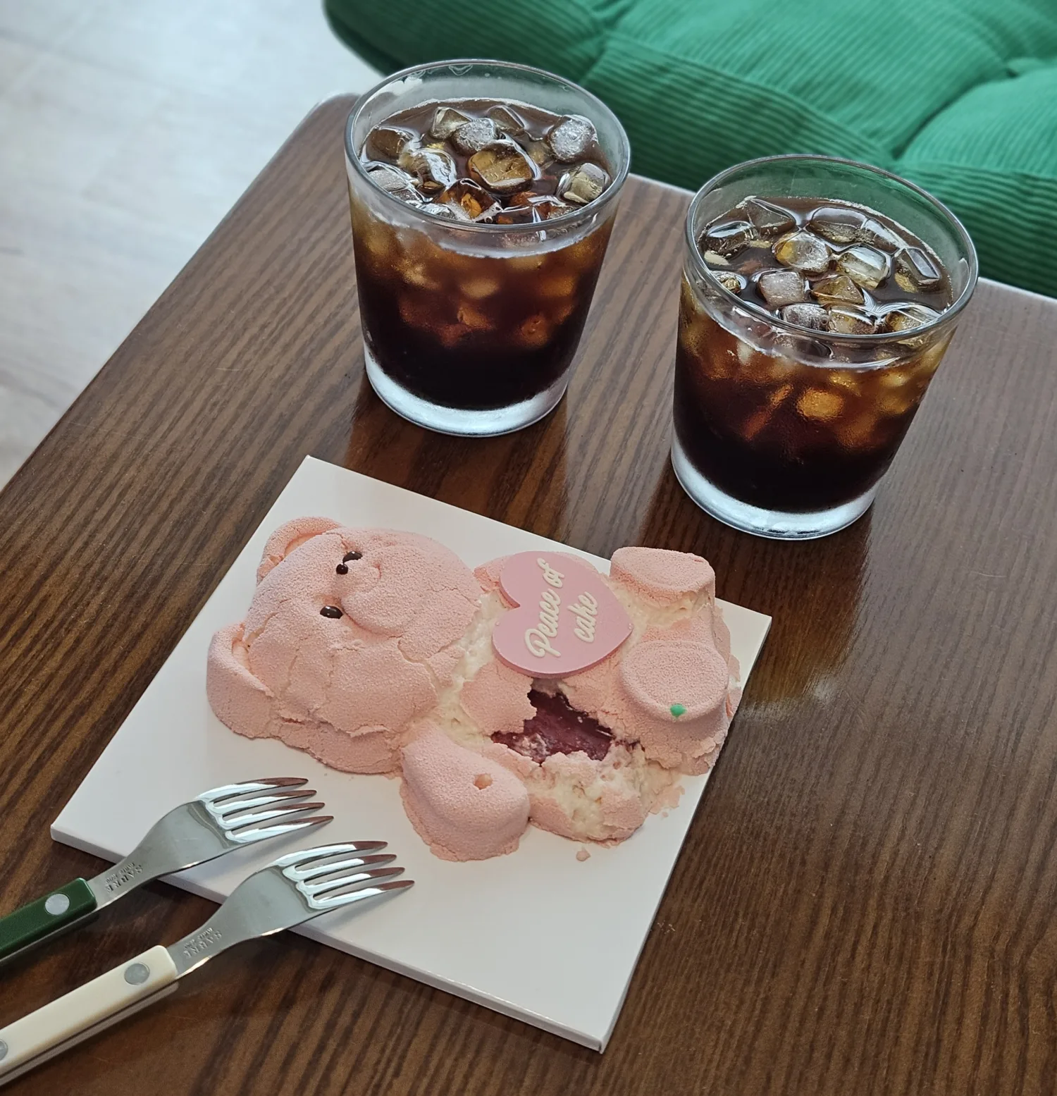 best cafes in Seongsu-dong: a bear-shaped mousse cake and two iced americanos at a Seongsu dessert cafe