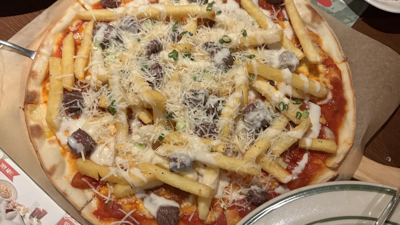 Fries and steak-topped pizza at Mad For Garlic restaurant near COEX, Gangnam, Seoul
