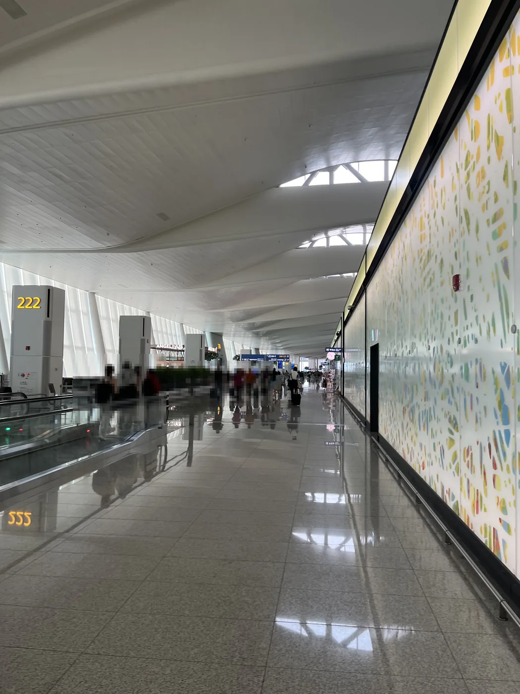 Incheon Airport departure guide: travelator to the departure gates past the Terminal 2 glass art wall
