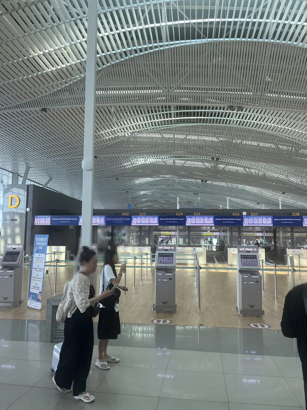 Incheon Airport departure guide: self check-in and bag drop kiosks at Terminal 2 counters D22 to D28
