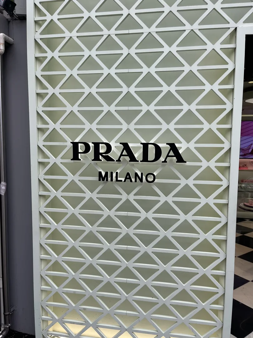 Seongsu photo spots: the gold diamond-patterned Prada Milano pop-up facade