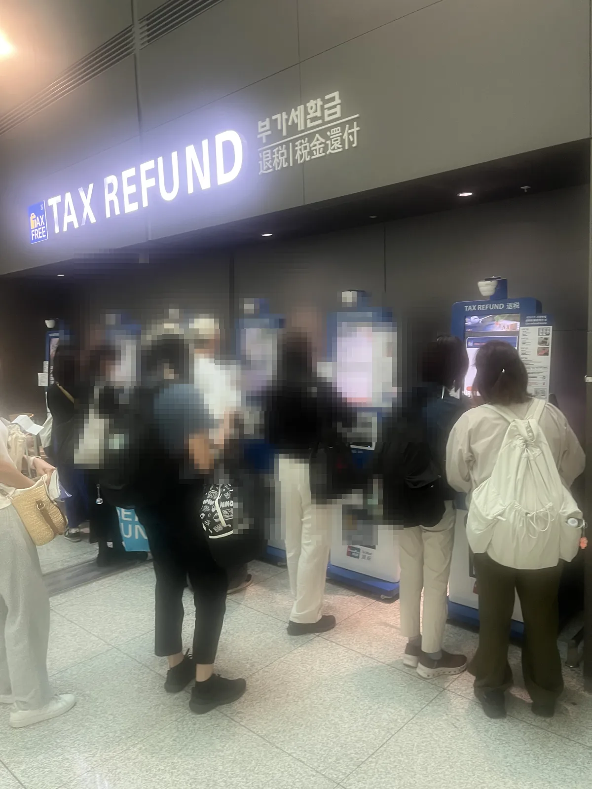 Korea Tax Refund 2025: the self-service kiosks at Incheon Airport with travellers queuing