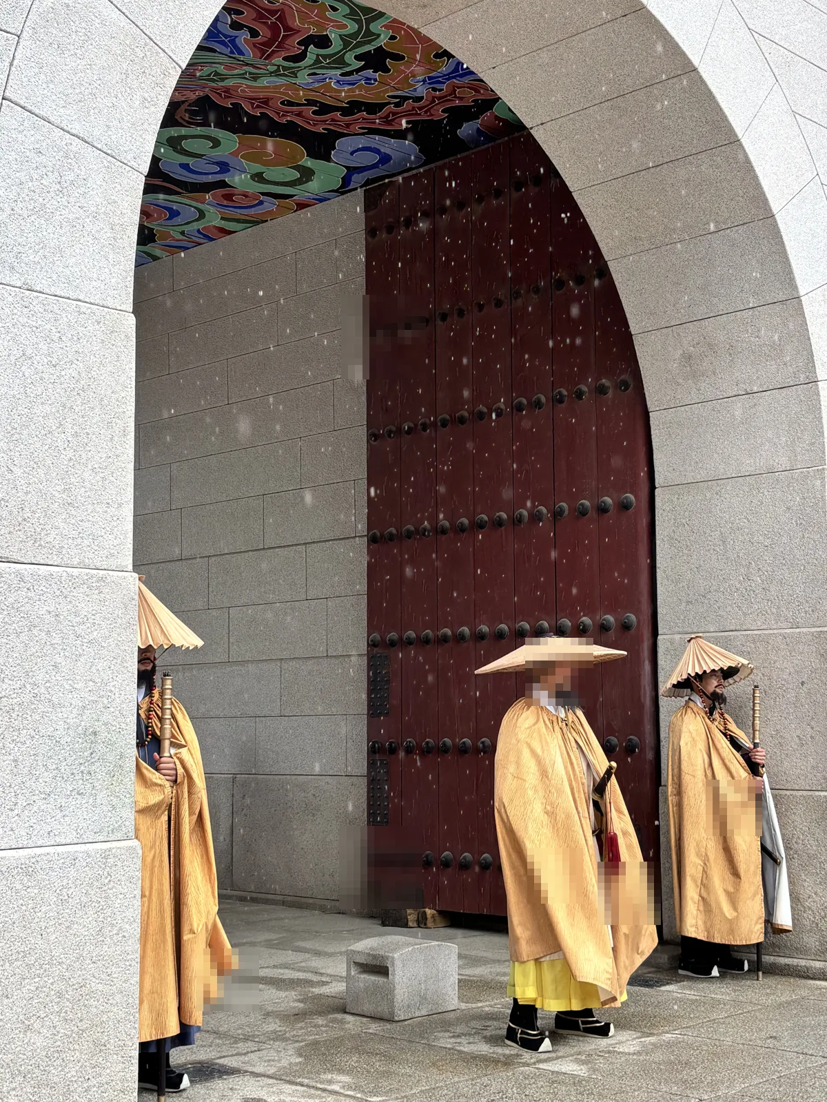 Gwanghwamun Square Seoul: palace guards at Gwanghwamun Gate
