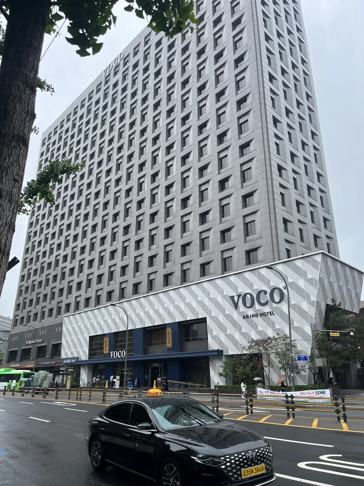 Hotel booking tips Seoul: voco Seoul Myeongdong exterior